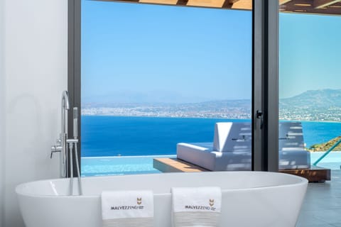 Masterbedroom with bathtub and sublime views!