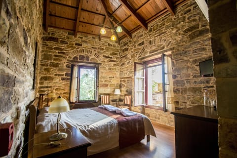 Twin Room | In-room safe, individually decorated, desk, laptop workspace