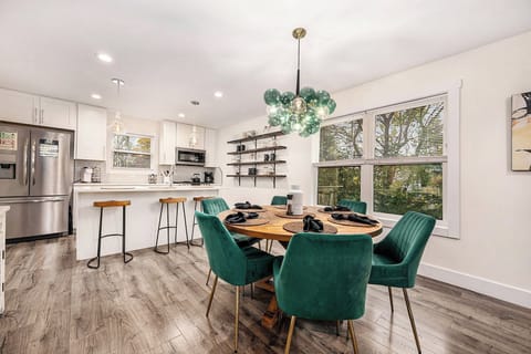 Large Dining area, Perfect for family gatherings