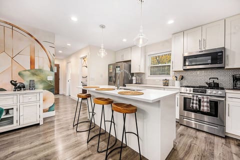 Completely equipped kitchen, Open floor plan, Large island bar