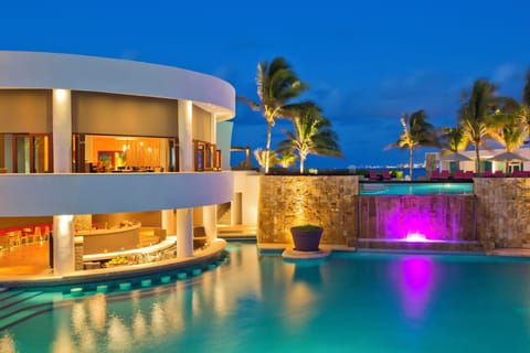4 outdoor pools, pool umbrellas, sun loungers