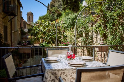 private terrace overlooking the garden (2)