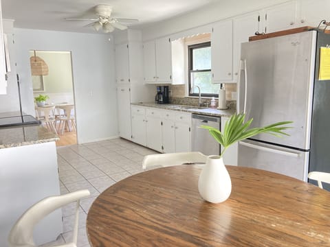 Fully stocked kitchen with eat in breakfast table
