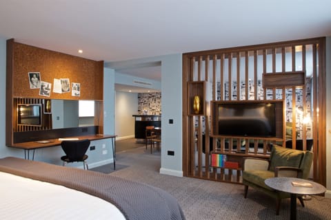 Suite | In-room safe, soundproofing, iron/ironing board, free WiFi