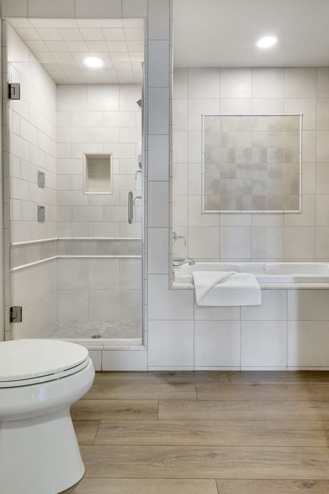 Suite, Accessible, Private Bathroom (q CAPTAIN Oceanfront King) | Bathroom