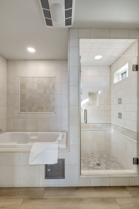 Exclusive Suite, Accessible, Private Bathroom (PORTSIDE Oceanfront King) | Bathroom