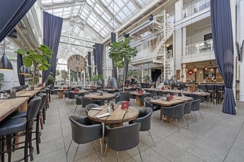 3 restaurants; lunch and dinner served