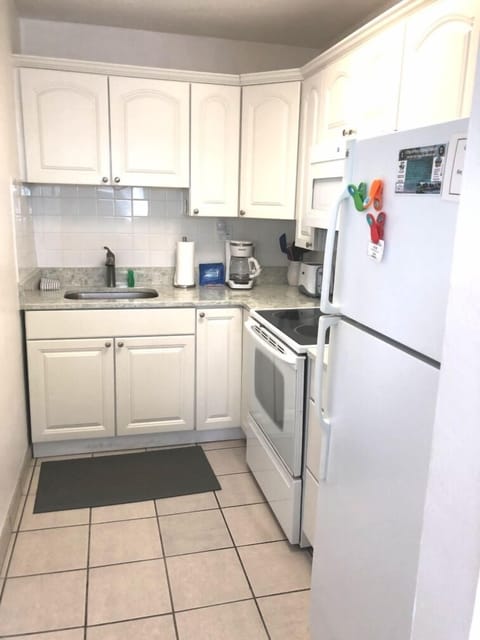 Full Sized Stove/Oven and Refrigerator/Freezer