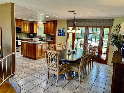 Dinin
g Room to KItchen