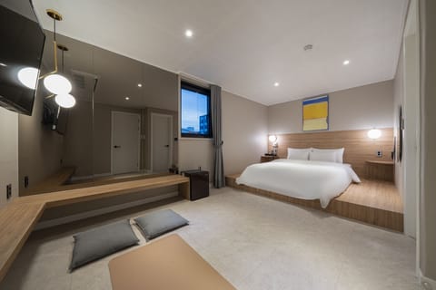 Standard Room | Premium bedding, desk, laptop workspace, soundproofing