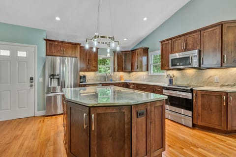 The open layout of the kitchen ensures you can cook and entertain effortlessly.