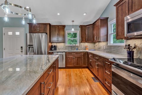The open layout of the kitchen ensures you can cook and entertain effortlessly.
