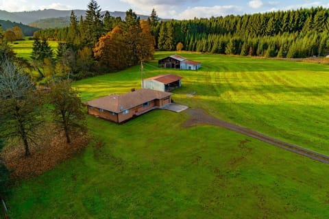 Welcome to Oak Star Farm! We hope you enjoy this one of a kind rural Oregon rental.