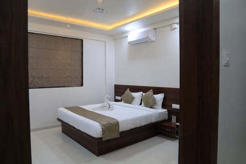 Luxury Double Room | Select Comfort beds, rollaway beds, free WiFi, bed sheets