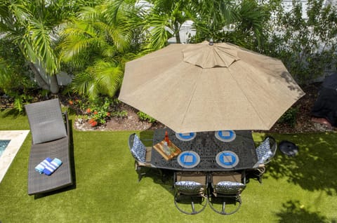 2 lounge chairs and eating for 8