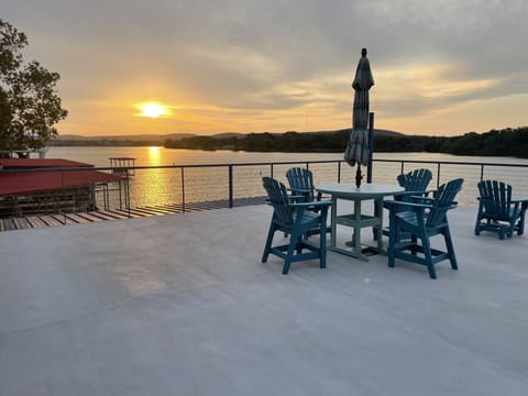 Valentine Lakeside-Studio Cabin 1 Cabin in Kingsland