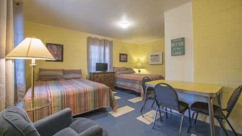 Valentine Lakeside-Studio Cabin 1 Cabin in Kingsland