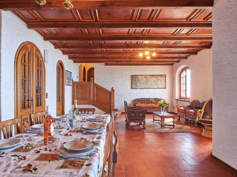 Table, Furniture, Property, Tableware, Building, Chair, Wood, Interior Design, Couch, Hall