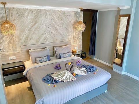 Double Room, 1 Queen Bed, Pool View | Laptop workspace, blackout drapes, free WiFi, bed sheets