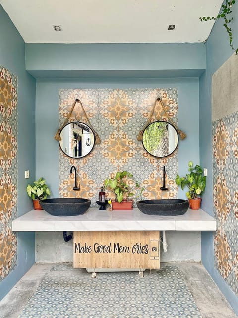 Shower, bidet, towels