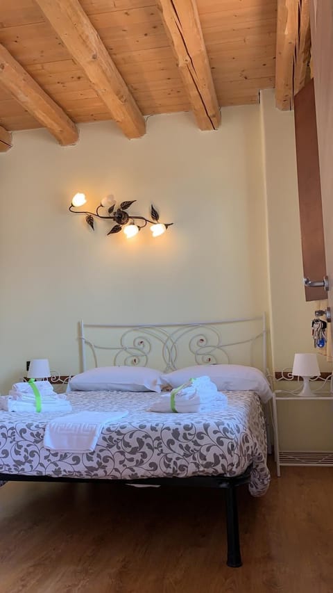 Double Room | Desk, cribs/infant beds, free WiFi, bed sheets