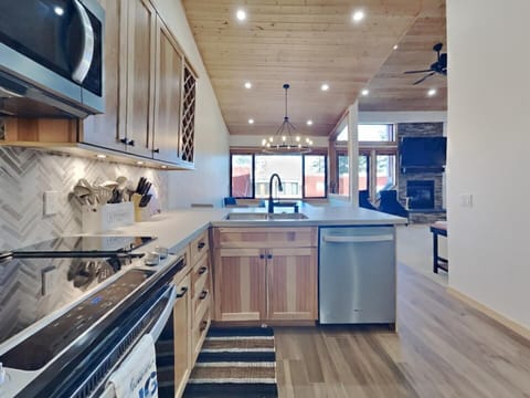 Condo, 3 Bedrooms | Private kitchen | Fridge, microwave, oven, dishwasher