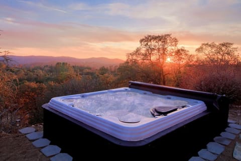 Brand new 7 seat hot tub with amazing mountain sunsets!