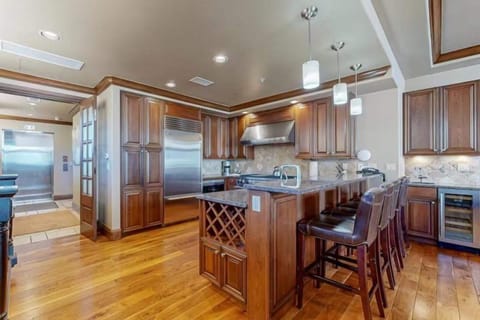 Condo (Vail_Lion_Square_401N) | Private kitchen | Oven, dining tables