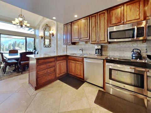 Gorgeous Deluxe Kitchen for Big Holiday Meals