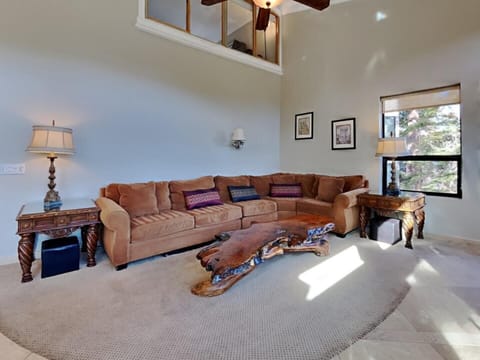 Cozy Deluxe Slopeside Condo Just Steps to Mammoth Mountain