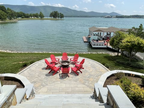 Firepit with seating for 8.  Firewood provided for our guests.