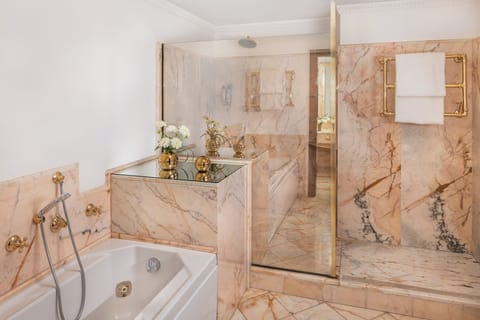 Suite | Bathroom | Combined shower/tub, rainfall showerhead, eco-friendly toiletries