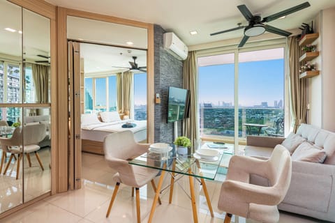City Garden Tower 2317 -Sea View | City View | Mountain View | Swimming Pool | Living area | 41-inch LED TV with satellite channels, TV