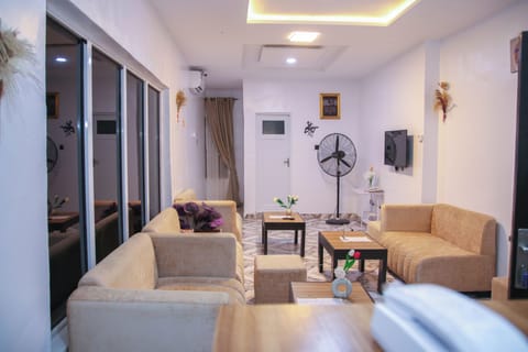 Royal Room | Living area | 32-inch LCD TV with cable channels, TV