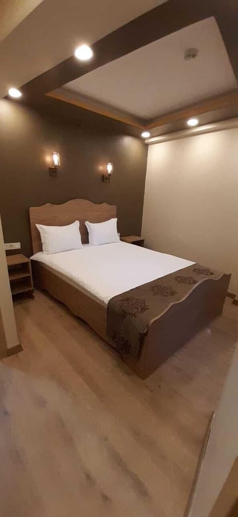 Egyptian cotton sheets, premium bedding, minibar, desk