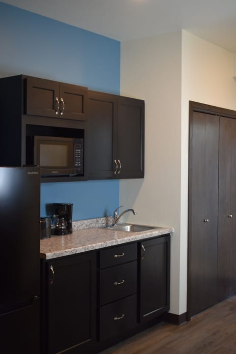 Desk, laptop workspace, free WiFi, bed sheets