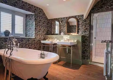 Cottage (Apple) | Bathroom | Shower, hair dryer, towels