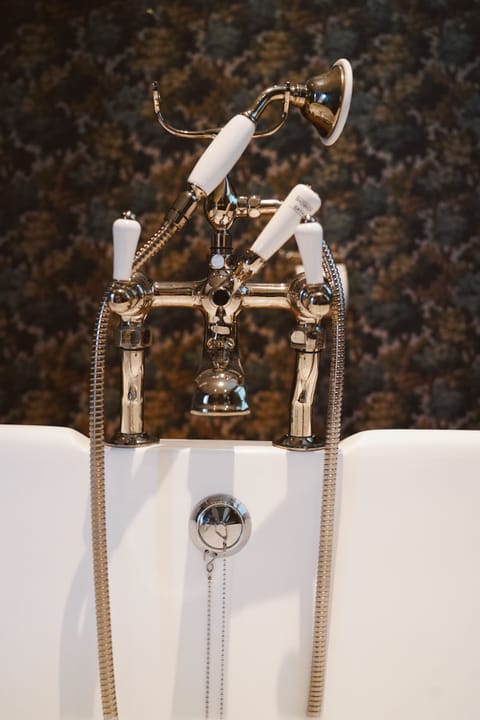 Cottage (Apple) | Bathroom | Shower, hair dryer, towels