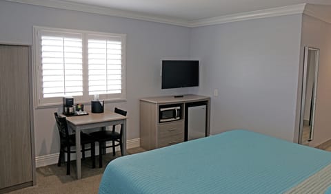 Standard Room, 1 King Bed | Premium bedding, down comforters, pillowtop beds, blackout drapes
