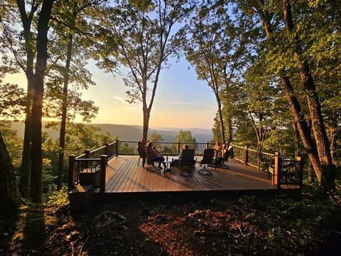 Enjoy the deck and fire table at the lookout. 