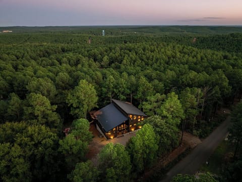Perched atop a scenic mountain in Broken Bow, Grandview Heights offers breathtaking panoramic views of lush pine forests, making it the perfect nature escape.
