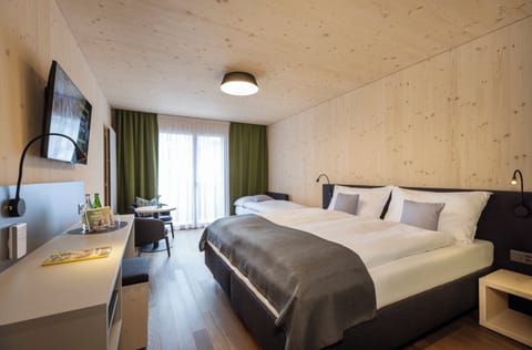 Lifestyle Plus | In-room safe, laptop workspace, blackout drapes, free cribs/infant beds