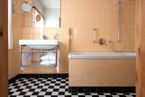 Superior Double Room (Historic) | Bathroom | Combined shower/tub, free toiletries, hair dryer, bathrobes