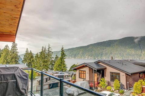 Stellar ocean and mountain views from outside the large balcony 