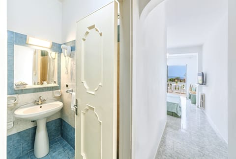 Triple Room, Sea View | Bathroom | Shower, free toiletries, hair dryer, bidet