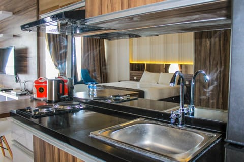 Room | Private kitchenette | Fridge, stovetop, cookware/dishes/utensils