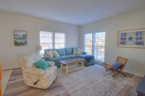 Brand new and comfortable living room furnishings.