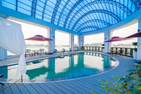 Outdoor pool, pool umbrellas, sun loungers