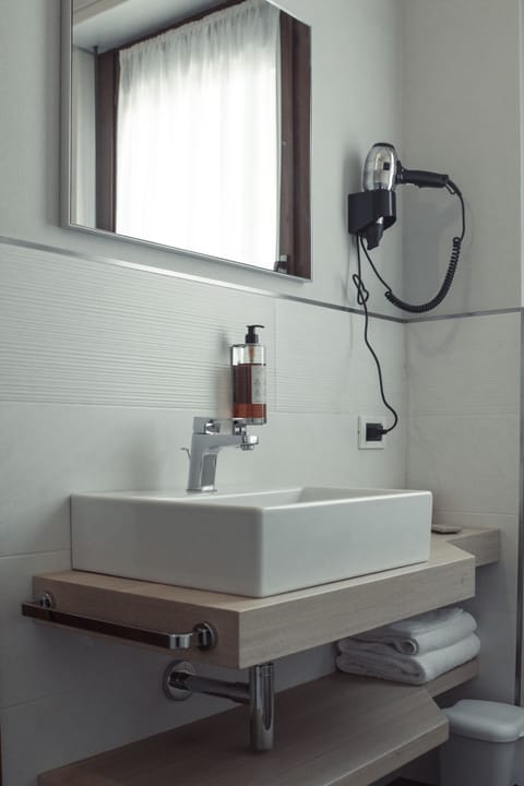Standard Double or Twin Room | Bathroom sink