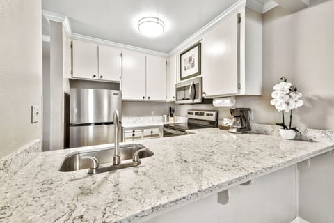 Deluxe Suite, 2 Bedrooms | Private kitchen | Microwave, coffee/tea maker